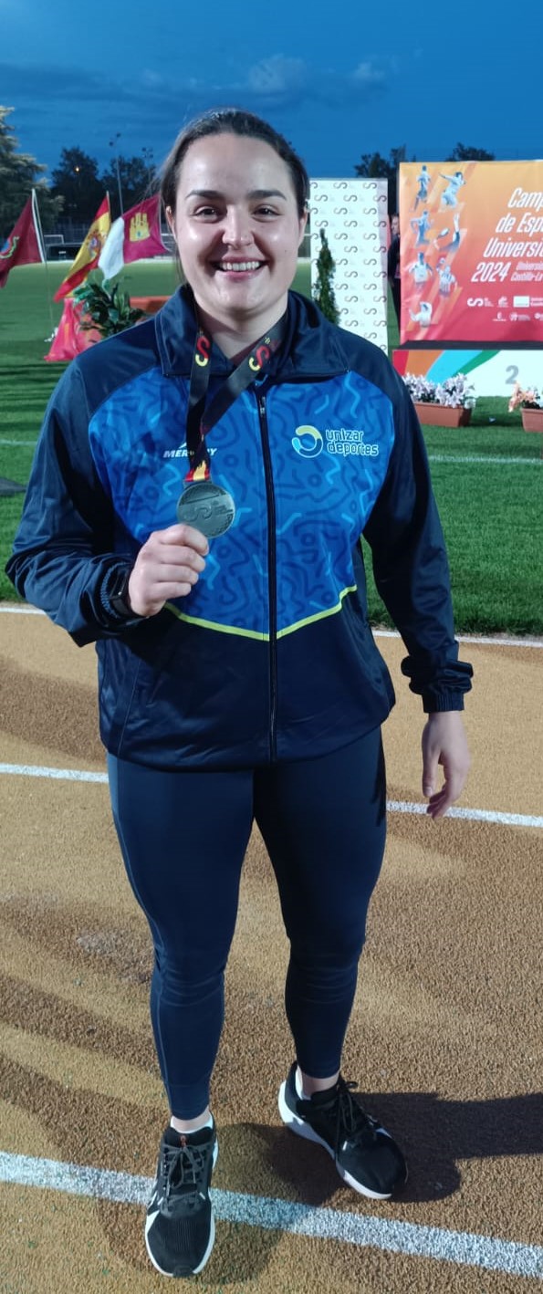 Natalia con medalla de plata